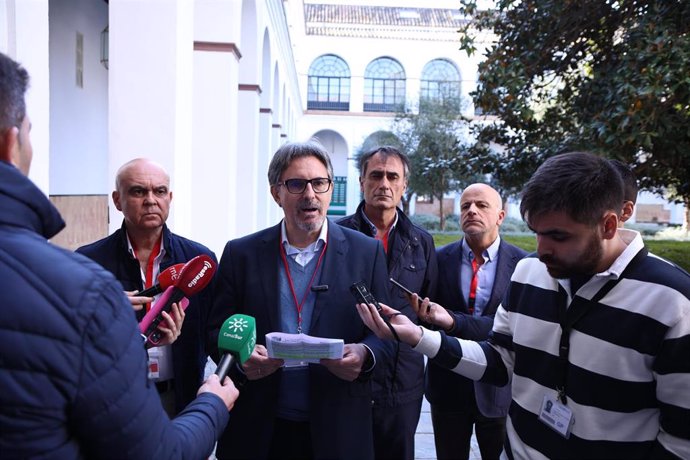 Alberto del Real atiende a los periodistas junto a otros miembros de la Plataforma en Defensa de la UJA.