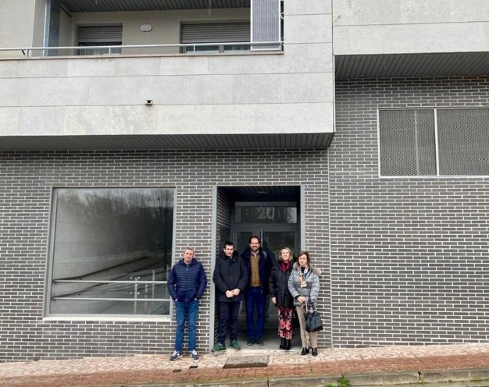 La consejera de, Territorio y Población, Eva Hita, y el director general de Política Territorial, Urbanismo y Vivienda, Javier Caldito, han visitado esta mañana tres inmuebles del Parque Público de Vivienda del Gobierno de Albelda y Navarrete