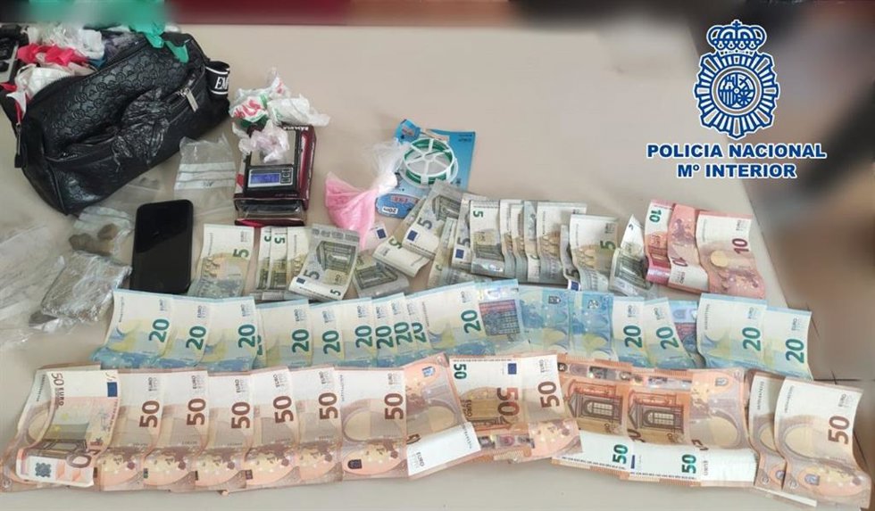 Sustancias estupefacientes y dinero incautados por los agentes.