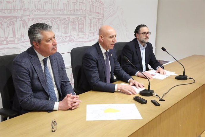 El alcalde de León, José Antonio Diez, acompañado por el concejal de Desarrollo Urbano, Luis Miguel García Copete, y el técnico municipal, Miguel Figueira, durante la rueda de prensa.