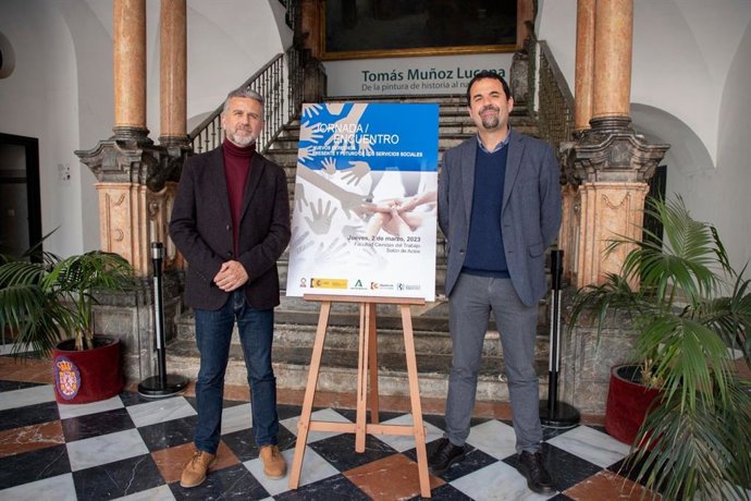 El presidente del IPBS, Francisco Ángel Sánchez (izda.), en la presentación del cartel de la jornada 'Nuevos derechos. Presente y futuro de los servicios sociales'.