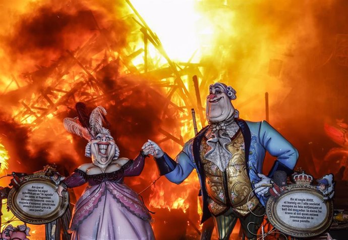 Archivo - Una falla, con un pareja en un baile de la alta sociedad del s XVIII, quemándose, en el cristal protector de un casco, durante la Cremá de 2022