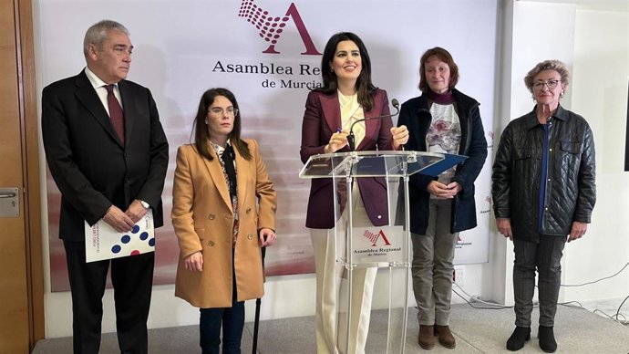 Rueda de prensa de la presidenta de la Comisión Especial para la Infancia y la Adolescencia y los representantes de los grupos parlamentarios