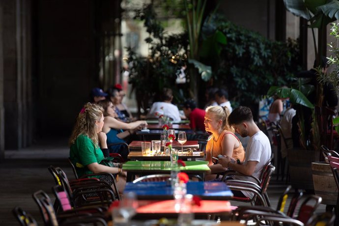 Archivo - Diverses persones a la terrassa d'un restaurant a Barcelona
