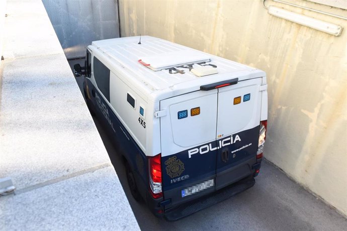 Un furgón de la Policía Nacional llega a la Audiencia Nacional el mismo día que pasa a disposición judicial el presunto autor del ataque mortal en Algeciras, a 30 de enero de 2023, en Madrid (España). El juez considera que los hechos del pasado miércole