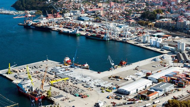 Archivo - Vista aérea de los muelles comerciales del Puerto de Vigo.