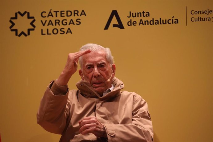 El Premio Nobel de Literatura 2010, Mario Vargas Llosa, en la inauguración de la segunda edición del Festival Literario de América y Europa 'Escribidores' en Málaga.
