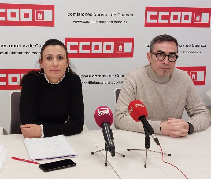 La secretaria general provincial, María José Mesas y el secretario general regional de CCOO, Paco de la Rosa.