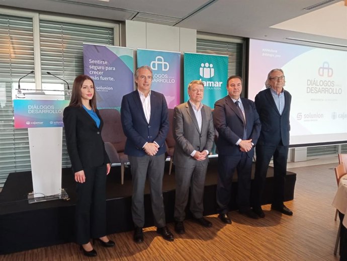 Exministros De la Serna y Sevilla resaltan el papel del turismo en Baleares para generar riqueza y crear empleo.