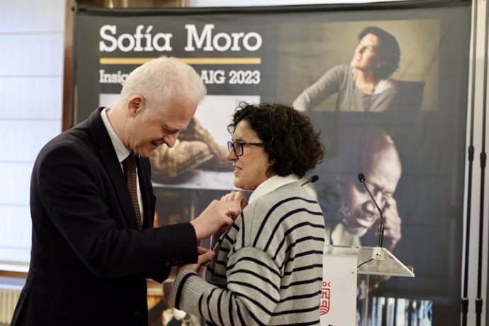 La fotógrafa especializada en retrato Sofía Moro ha recibido en Logroño la Insignia de Oro de la AIG