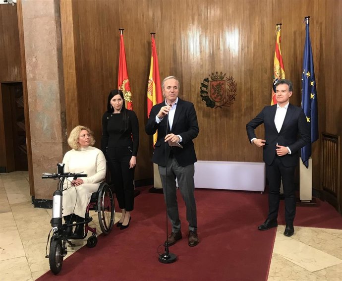 El alcalde de Zaragoza y el consejero municipal de Urbanismo, Víctor Serrano, con la presidenta de la Asociación de Ucranianos Residentes en Aragón, Alina Klochko, y a la exnadadora paralímpica Olena Akopyan,  en el primer aniversario de la invasión
