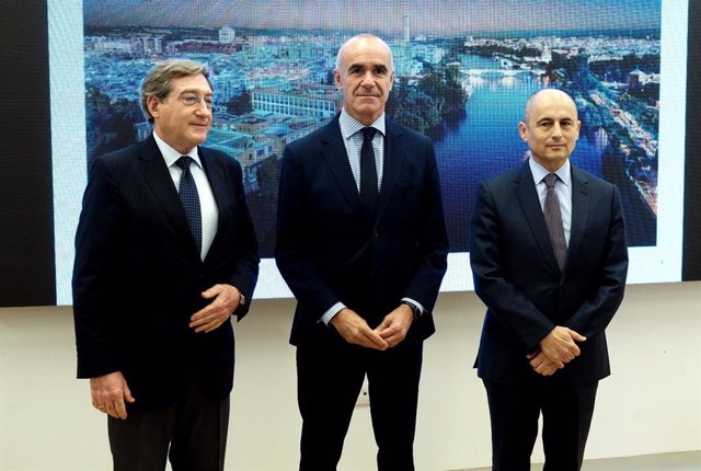 De izquierda a derecha, Rafael Carmona, presidente del Puerto: el alcalde de Sevilla, Antonio Muñoz, y Josep María Farré, presidente del grupo inversor KKH.