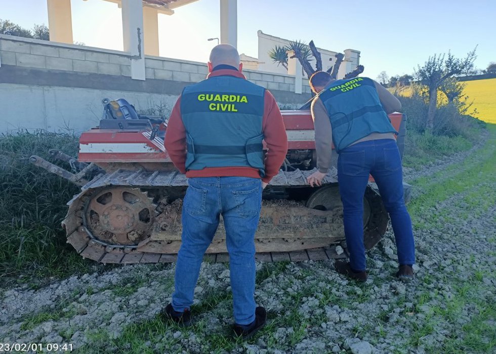 Agentes inspeccionan el tractor.
