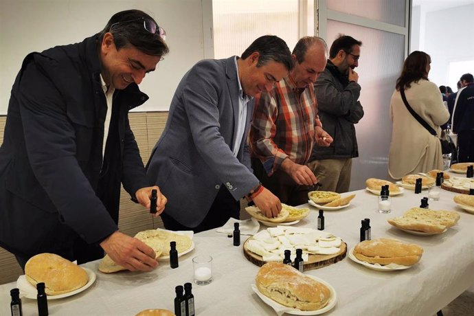 La Unión de Pequeños Agricultores y Ganaderos de Andalucía (UPA) en Málaga ha celebrado este jueves un desayuno saludable en el Colegio Diocesano Espíritu Santo para dar a conocer los ricos alimentos que se producen en la provincia.