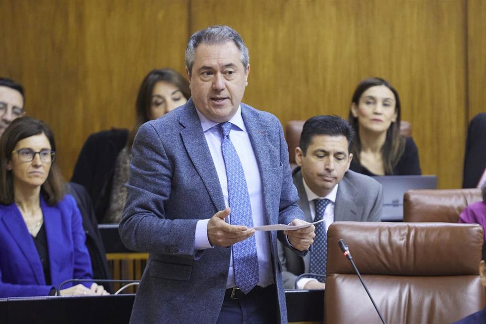 El secretario general del PSOE de Andalucía y Portavoz del Grupo Parlamentario Socialista, Juan Espadas, realiza la pregunta de control al presidente de la Junta de Andalucía, Juanma Moreno, durante la segunda jornada del Pleno del Parlamento andaluz en