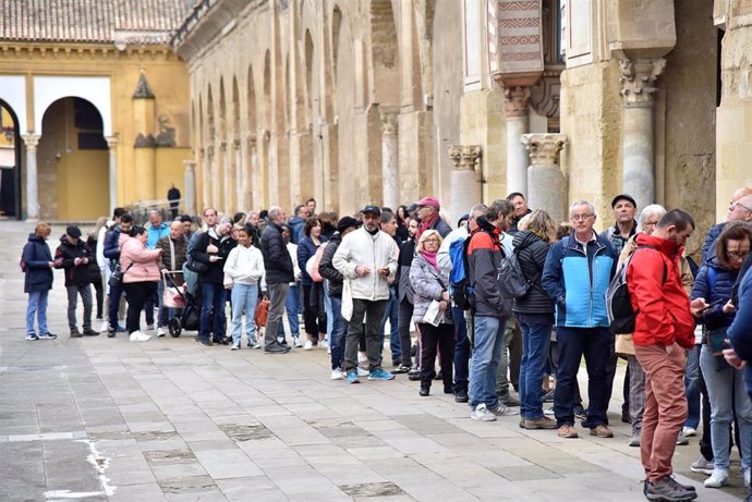 Archivo - Cola de turistas en el Patio de los Naranjos, esperando para entrar a la Mezquita-Catedral de Córdoba tras comprar su entrada