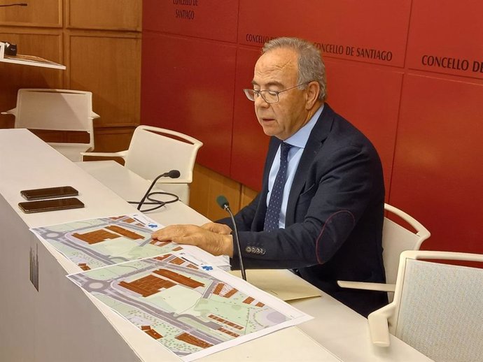 El alcalde de Santiago, Xosé Sánchez Bugallo, este lunes en rueda de prensa.