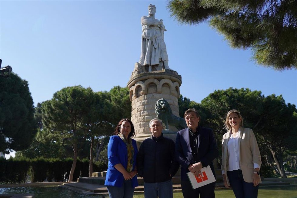 Tomás Guitarte (segundo por la derecha) será el cabeza de lista por Aragón Existe y Teruel Existe