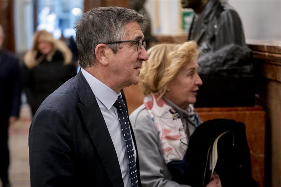 El portavoz del PSOE en el Congreso, Patxi López, a su llegada a una sesión plenaria en el Congreso de los Diputados.