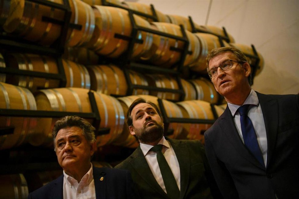 (I-D) El alcalde de Daimiel, Leopoldo Sierra; el presidente del PP en Castilla-La Mancha, Paco Núñez y el presidente del PP, Alberto Núñez Feijóo, comparecen tras la visita por las instalaciones de la empresa García Carrión, a 23 de febrero de 2023, en