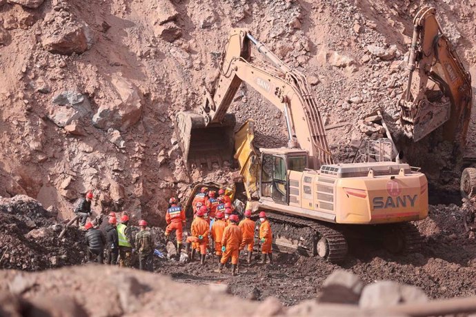 Labores de rescate en una mina en Alxa, China