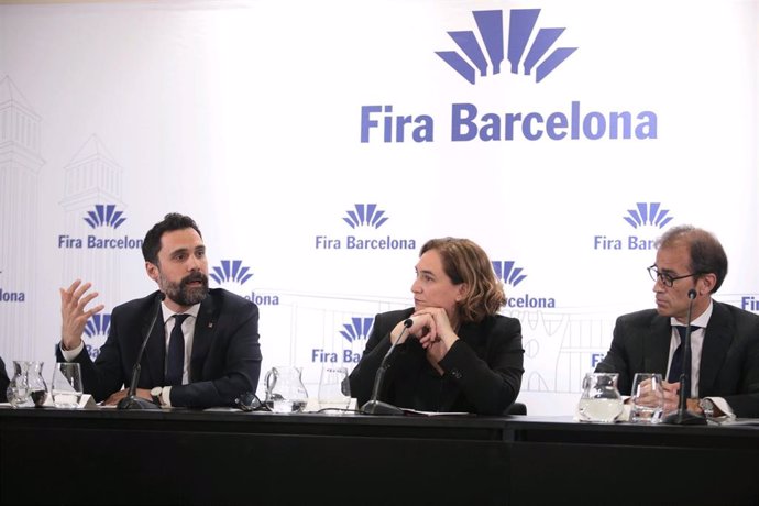(I-D) El conseller de Empresa y Trabajo de la Generalitat, Roger Torrent; la alcaldesa de Barcelona, Ada Colau, y el presidente de Fira de Barcelona, Pau Relat, durante el balance de Fira de Barcelona en 2022