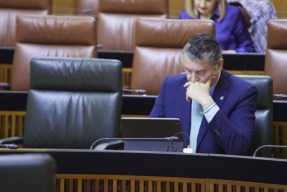 El consejero de Presidencia, Interior y Diálogo Social de la Junta de Andalucía, Antonio Sanz, durante la segunda jornada del Pleno del Parlamento andaluz en el Parlamento de Andalucía, a 23 de febrero de 2023 en Sevilla (Andalucía, España).