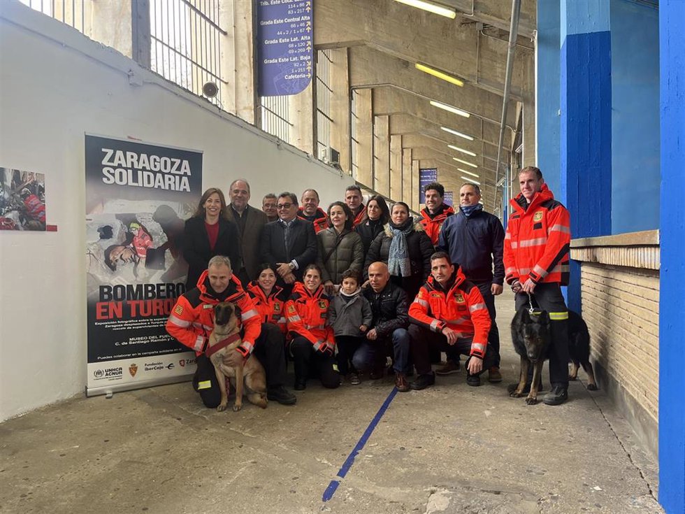 La consejera municipal de Servicios Públicos y Movilidad, Natalia Chueca, y el concejal delegado de Bomberos, Alfonso Mendoza, junto al equipo de bomberos de Zaragoza deplazado a Turquía.