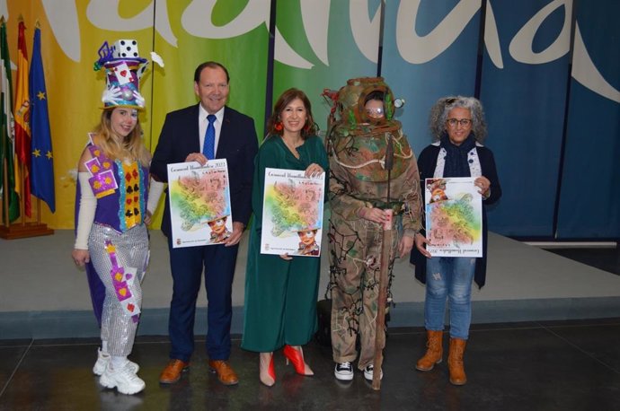 La delegada territorial de Turismo, Cultura y Deporte, Gemma del Corral, ha presentado este jueves junto al alcalde de Humilladero, Miguel Asencio, y la concejala de Festejos, Juana Ruiz, la programación del carnaval del municipio.