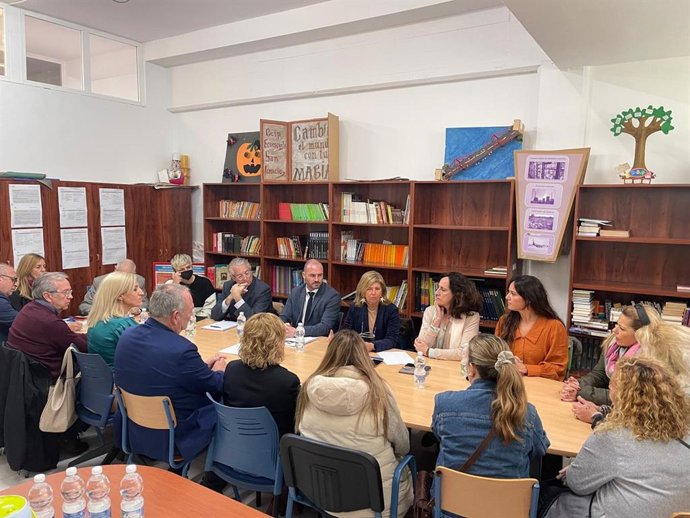 Isabel Paredes con la comunidad educativa del CEIP San Ignacio de San Fernando.