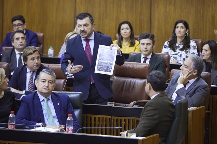 El portavoz del Grupo Parlamentario Popular, Toni Martín, este jueves durante su pregunta al presidente de la Junta de Andalucía, Juanma Moreno.