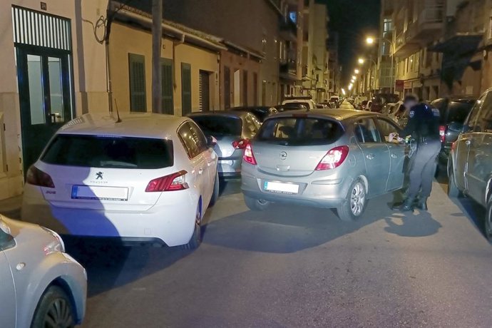 Un agente realiza una prueba de alcoholemia a una conductora, en Palma.