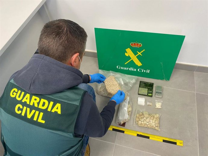 Agente de la Guardia Civil junto a lo incautado.
