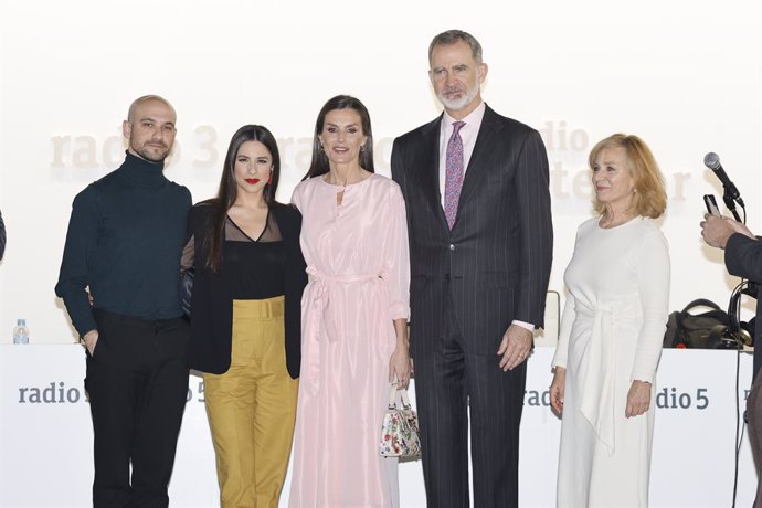 (2I-D) La artista Blanca Paloma, la Reina Letizia y el Rey Felipe posan durante la inauguración de la 42  Feria Internacional de Arte Contemporáneo-ARCOmadrid en Ifema, a 23 de febrero de 2023, en Madrid (España).