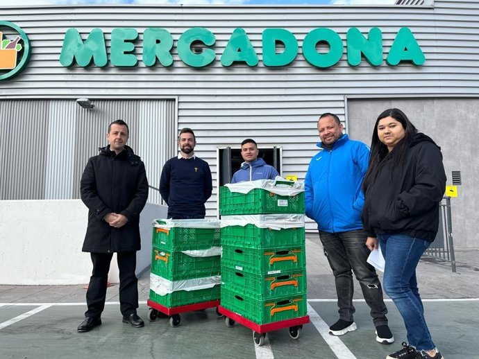 Mercadona entrega alimentos a la Asociación La Mano del Angel de Getafe
