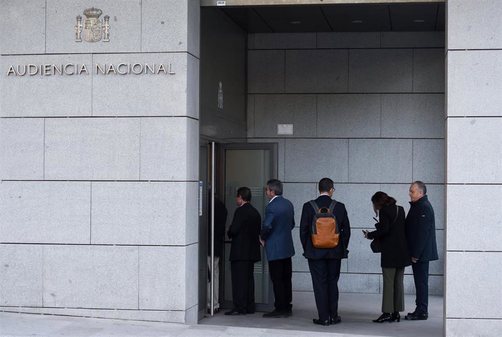 Archivo - El ex-jefe de Gabinete de la Diputación de León Pedro Vicente Sánchez García (1d) a su llegada a la Audiencia Nacional para el juicio por la trama leonesa del caso Púnica, a 10 de noviembre de 2022, en Madrid (España).