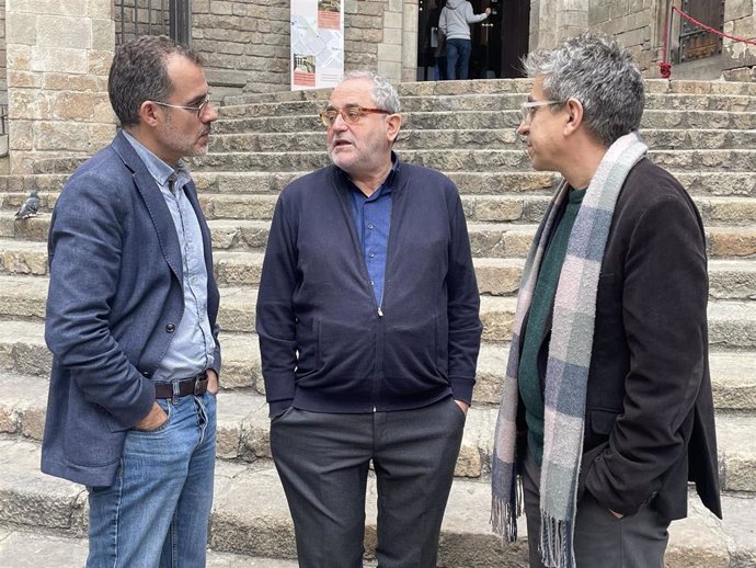 El concejal Jordi Rabassa, el director del Muhba Joan Roca y el teniente de alcalde Jordi Martí