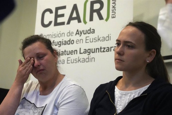 Archivo - Una refugiada ucraniana rompe a llorar durante su intervención ante los medios de comunicación durante su visita a uno de los centros que acoge a ciudadanos de Ucrania, en el BBK Bilbao Good Hostel, a 26 de abril de 2022, en Bilbao, Euskadi 