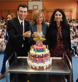 Pilar Alegría junto a la tarta por el 50 aniversario del CRA Campos Góticos de Medina de Rioseco