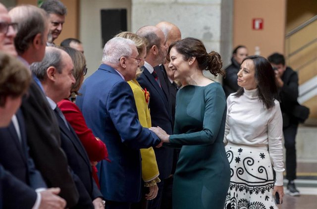  El expresidente de la Comunidad de Madrid, Joaquín Leguina, la presidenta de la Comunidad de Madrid, Isabel Díaz Ayuso, y el exalcalde de Madrid, Juan Barranco