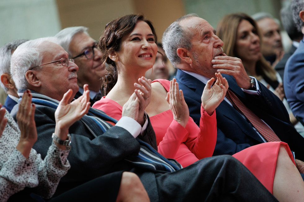 El expresidente de la Comunidad de Madrid, Joaquín Leguina, la presidenta de la Comunidad de Madrid, Isabel Díaz Ayuso, y el exalcalde de Madrid, Juan Barranco