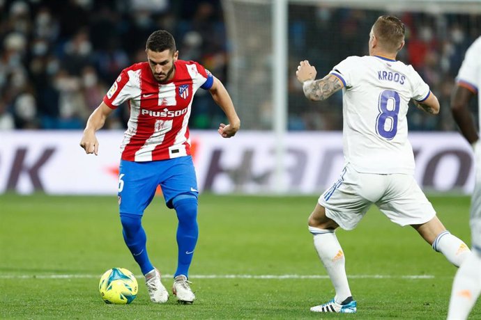 Archivo - El capitán del Atlético de Madrid, Jorge 'Koke' Resurreccián, durante un derbi en el Santiago Bernabéu. 