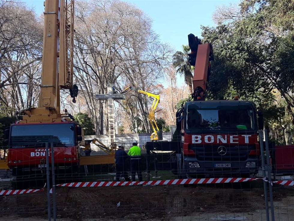 Archivo - Las grúas trabajando para retirar la Cruz