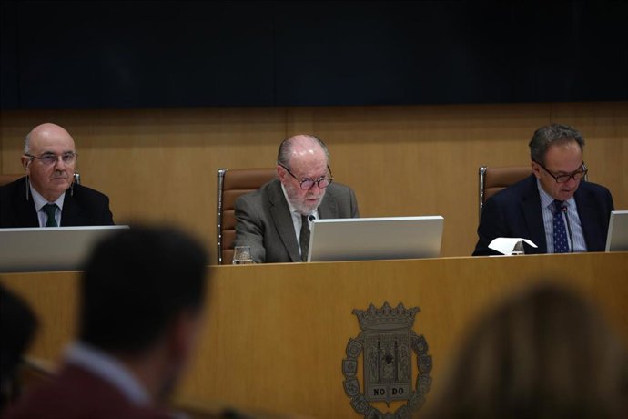 El presidente de la Diputación, Fernando Rodríguez Villalobos, en el centro, preside el pleno ordinario de febrero en la corporación provincial.