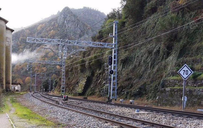 Archivo - Vía de tren del servicio entre Ourense y Lugo.