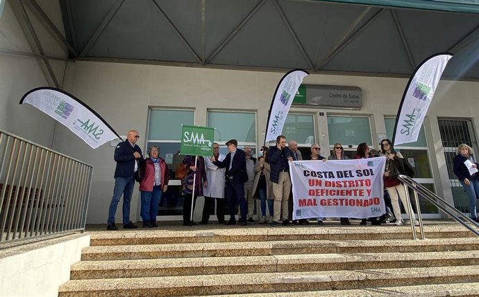Concentración de protesta del SMM a las puertas del Centro de Salud de Las Lagunas, en Mijas.
