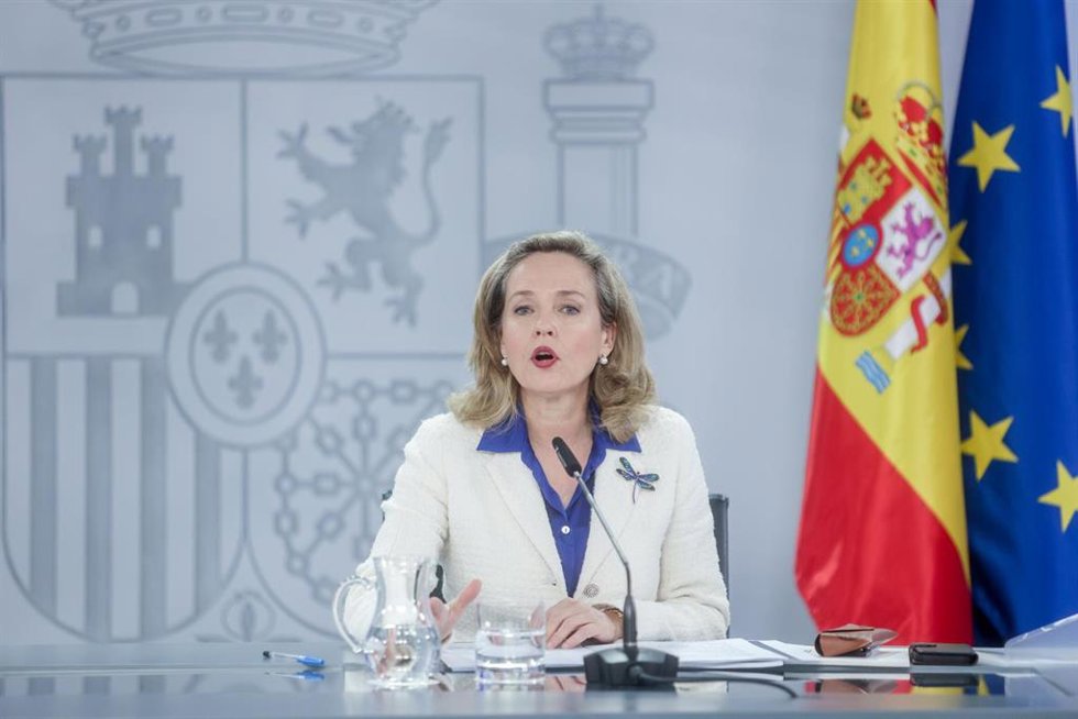 La vicepresidenta primera y ministra de Asuntos Económicos y Transformación Digital, Nadia Calviño, comparece tras la Comisión Interministerial para la Recuperación, Transformación y Resiliencia, en el Complejo de La Moncloa, a 16 de febrero de 2023, en