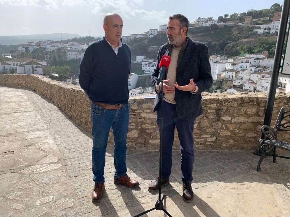 Pizarro con el alcalde de Setenil.