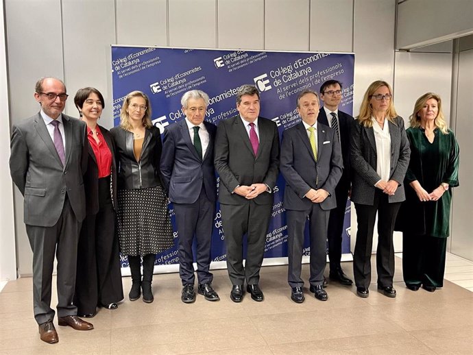 El ministro de Inclusión, Seguridad Social y Migraciones José Luís Escrivá junto al decano del Collegi d'Economistes de Catalunya Carles Puig de Travy y otras personalidades este jueves