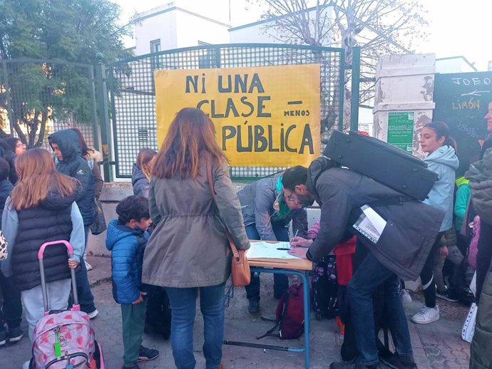 Familias recogen firmas a las puertas del CEIP Calvo Sotelo para evitar el "cierre de aulas".